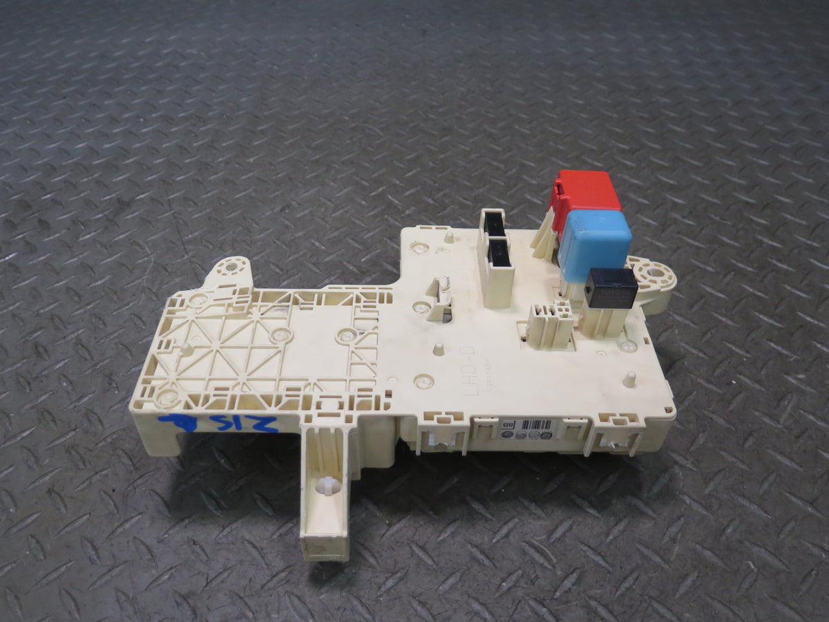 01-05 Lexus JCE10L IS300 Left Fuse Relay Box Module OEM
