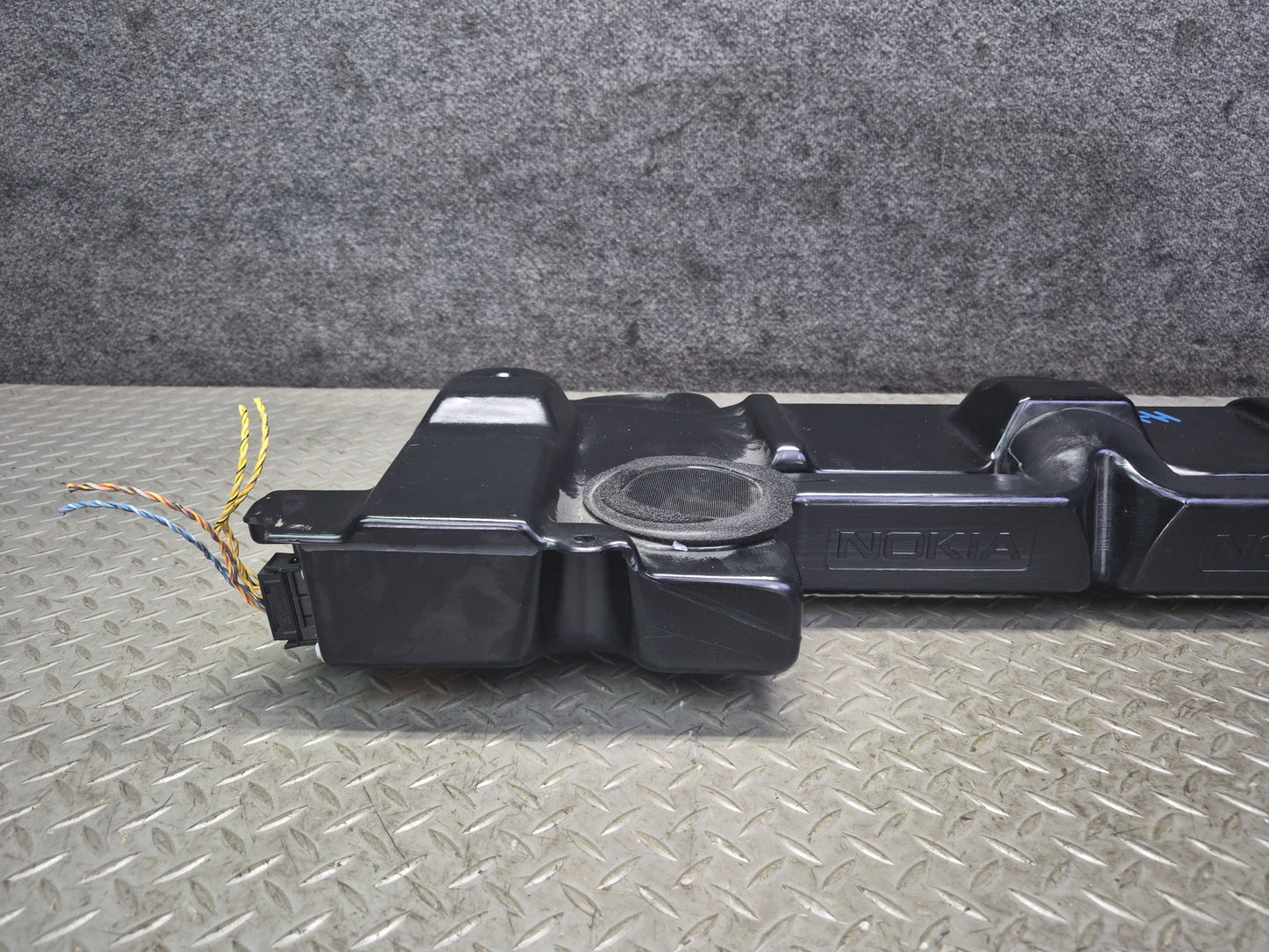97-03 BMW E39 540i Sedan TOP Hifi Rear Shelf Subwoofer Speaker Box 8360789 OEM