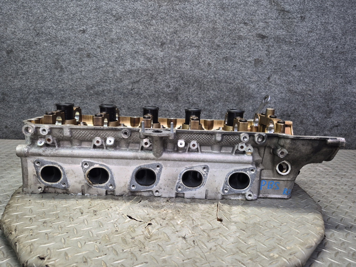 2006-2010 BMW E64 E63 M6 S85 V10 Engine Right Side Cylinder Head Assembly