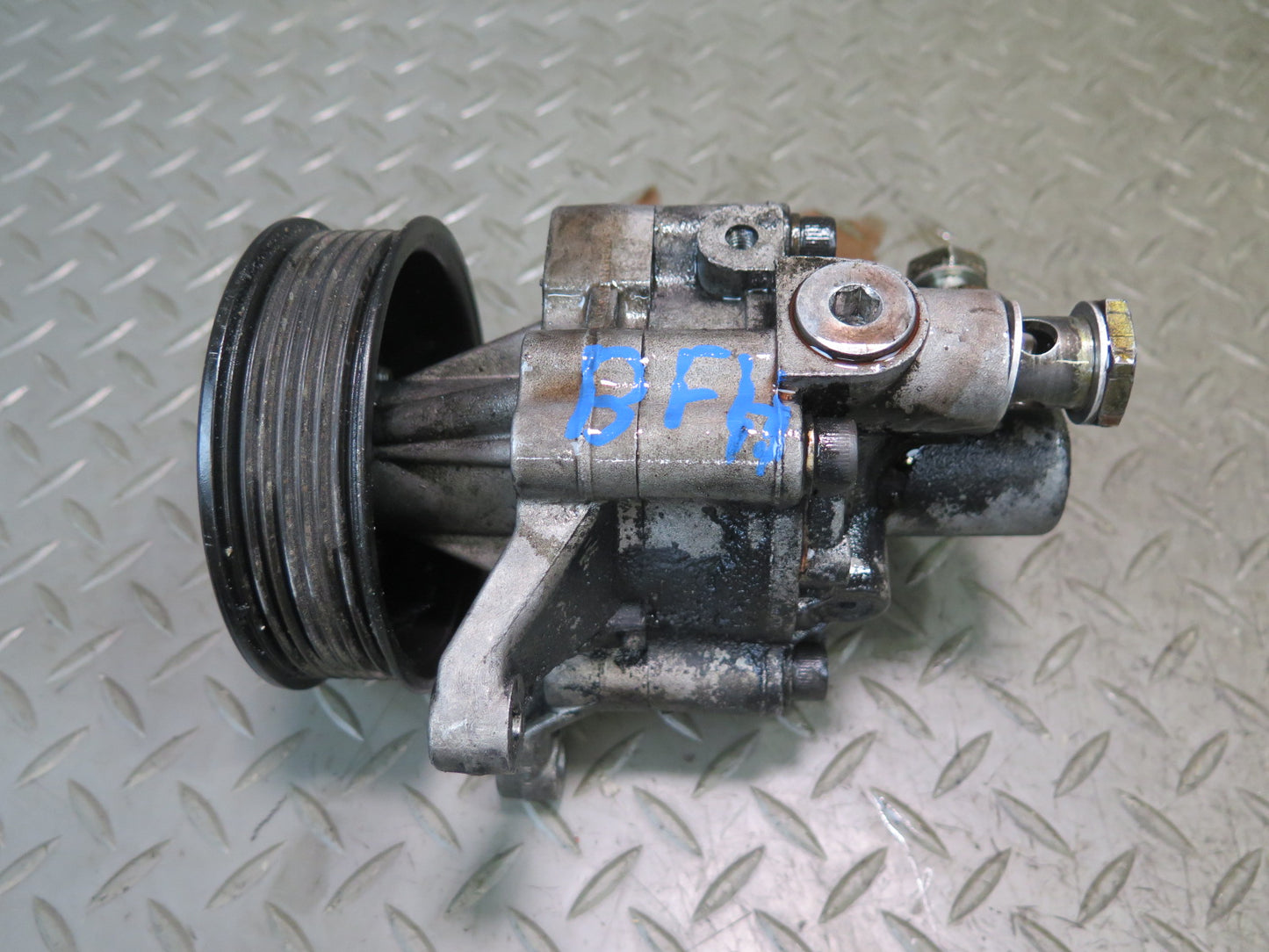 97-98 BMW E39 540i Power Steering Pump w Pulley OEM