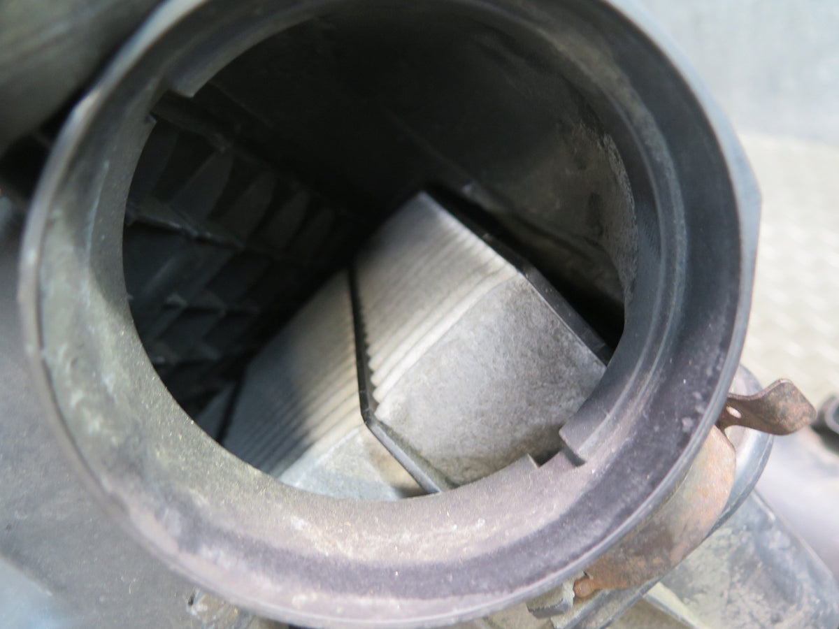 01-05 Lexus JCE10L IS300 Air Intake Cleaner Filter Box w MAF Sensor OEM