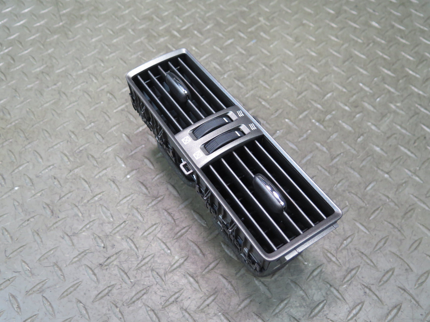 08-12 Lexus UVF46L LS600h Rear Center Console Air Vent Grille 58860-50060 OEM