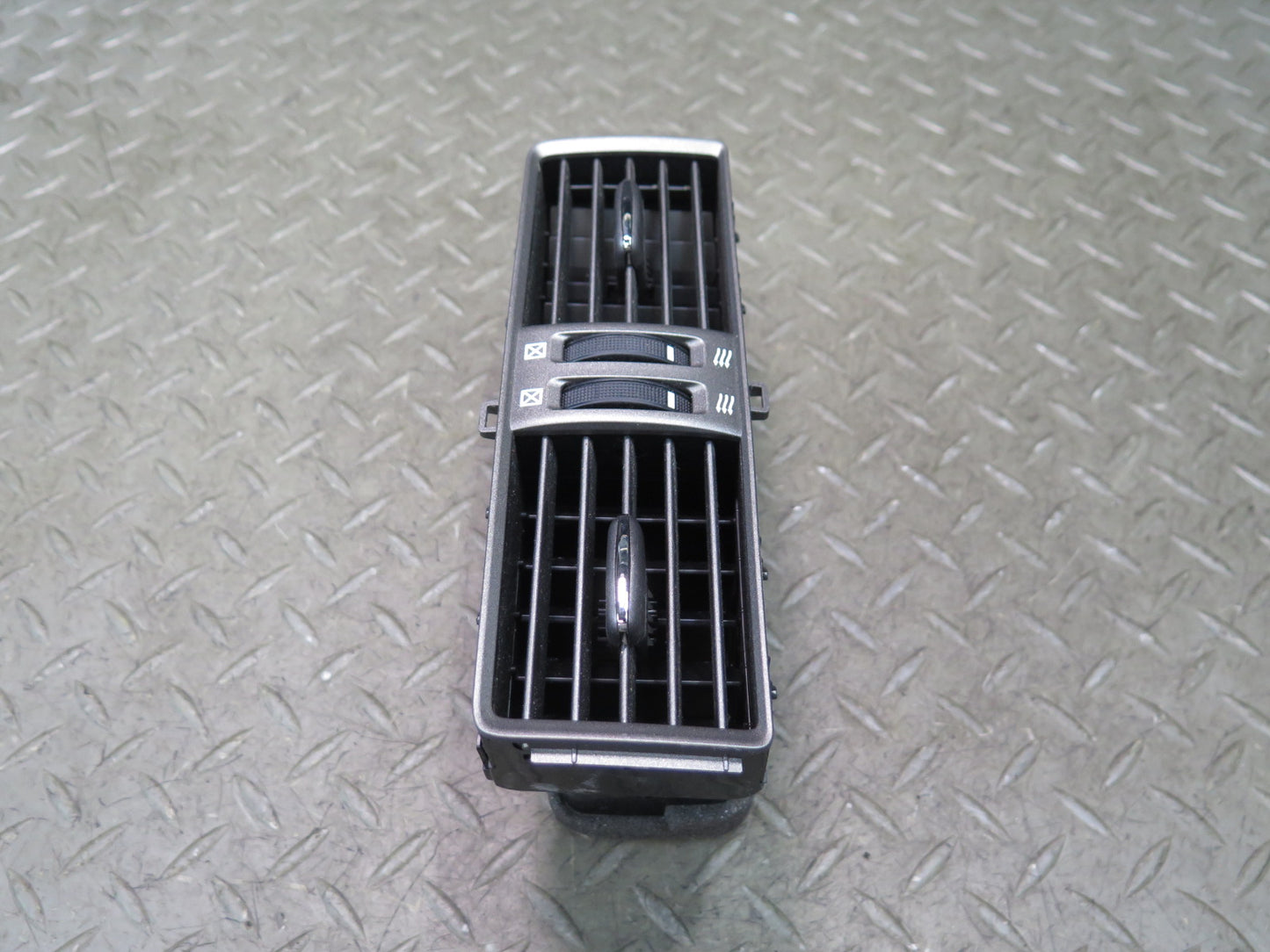 08-12 Lexus UVF46L LS600h Rear Center Console Air Vent Grille 58860-50060 OEM