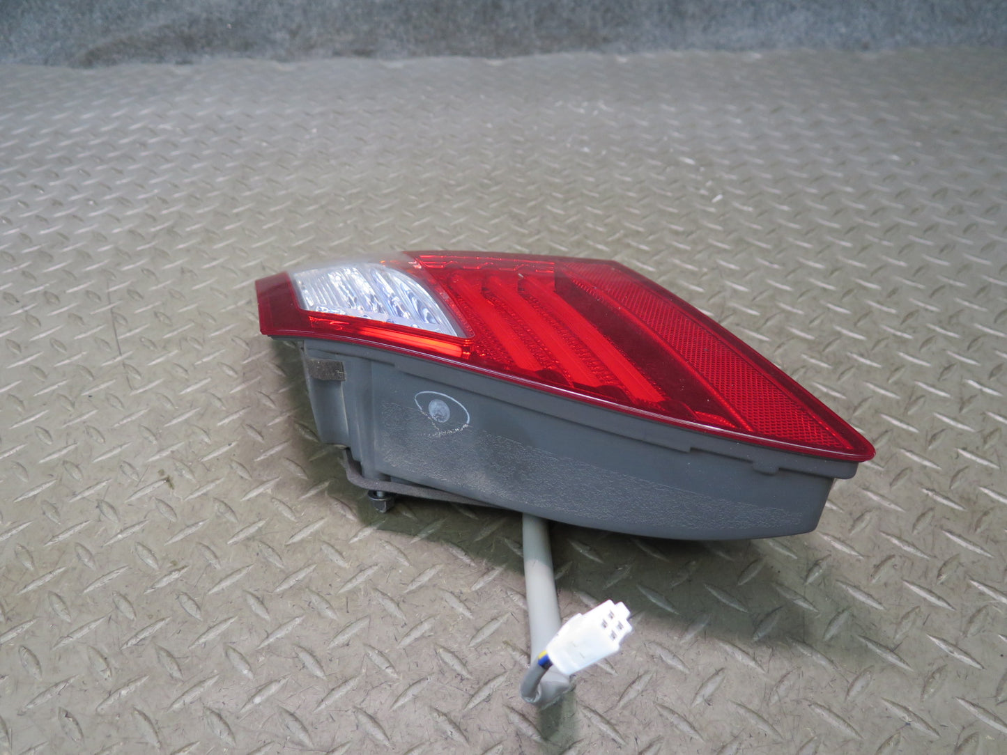 10-12 Lexus UVF46L LS600h Rear Right Inner Trunk Lid Tail Light Lamp OEM