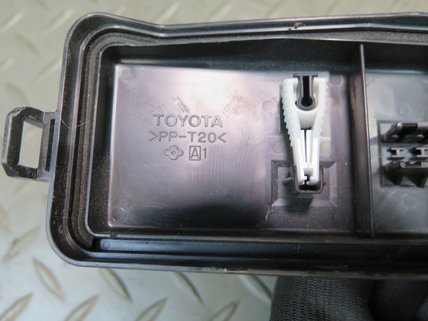 08-16 Lexus UVF46L LS600h 2URFSE Engine Bay Junction Fuse Relay Box Module OEM