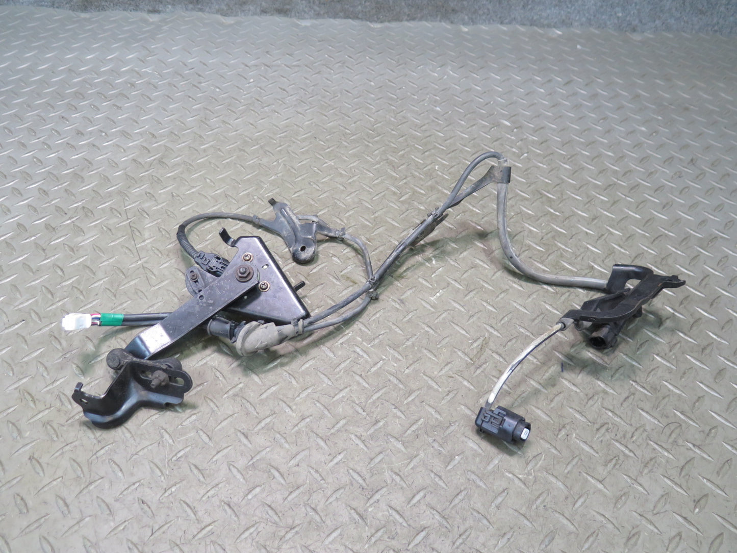 08-16 Lexus UVF46L LS600h Rear Left Suspension Height Level Sensor OEM