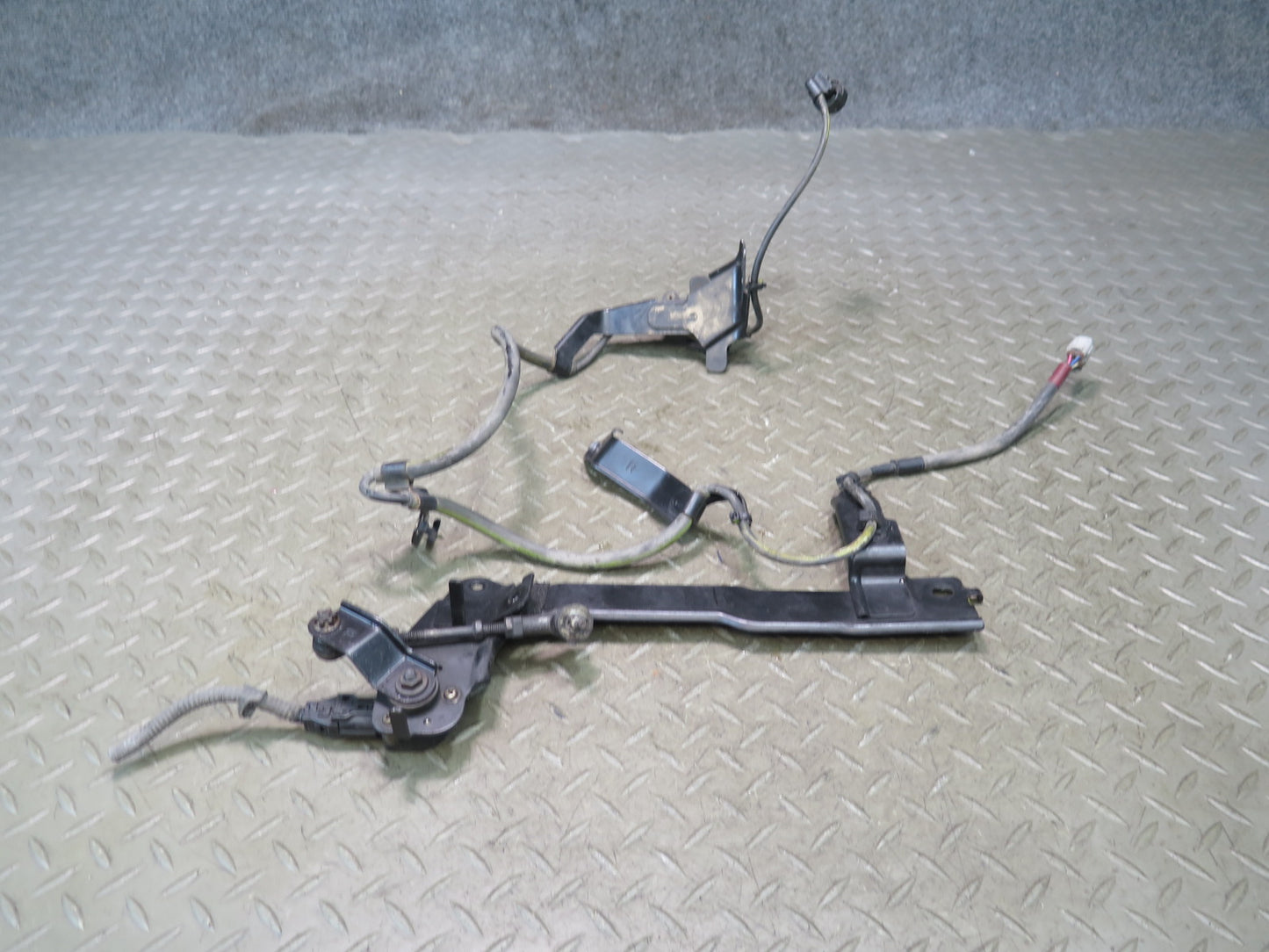 08-16 Lexus UVF46L LS600h Front Right Suspension Height Level Sensor OEM