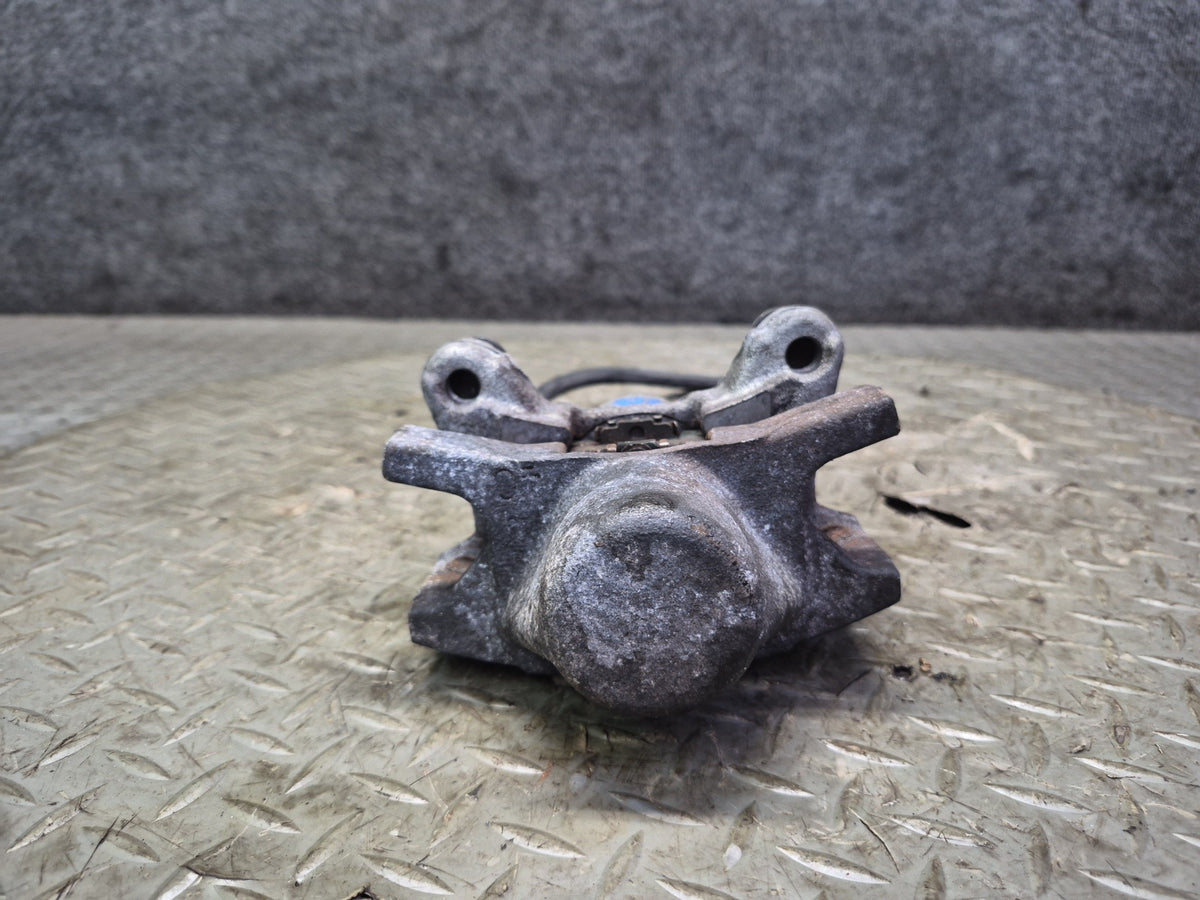 01-05 Lexus JCE10L IS300 Set of 2 Rear Left & Right Brake Caliper OEM