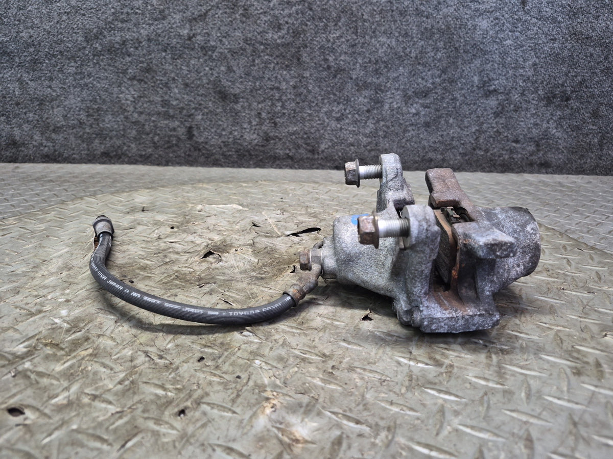 01-05 Lexus JCE10L IS300 Set of 2 Rear Left & Right Brake Caliper OEM