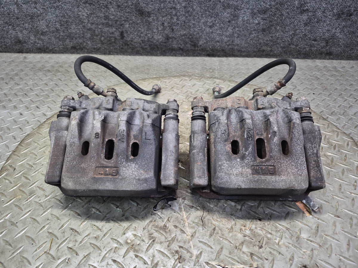 01-05 Lexus JCE10L IS300 Set of 2 Front Left & Right Brake Caliper OEM