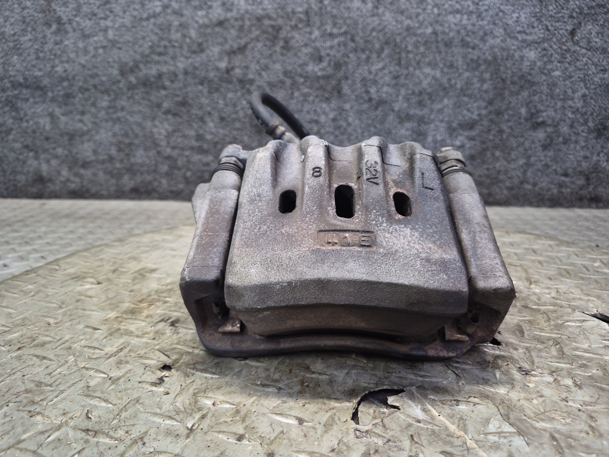 01-05 Lexus JCE10L IS300 Set of 2 Front Left & Right Brake Caliper OEM