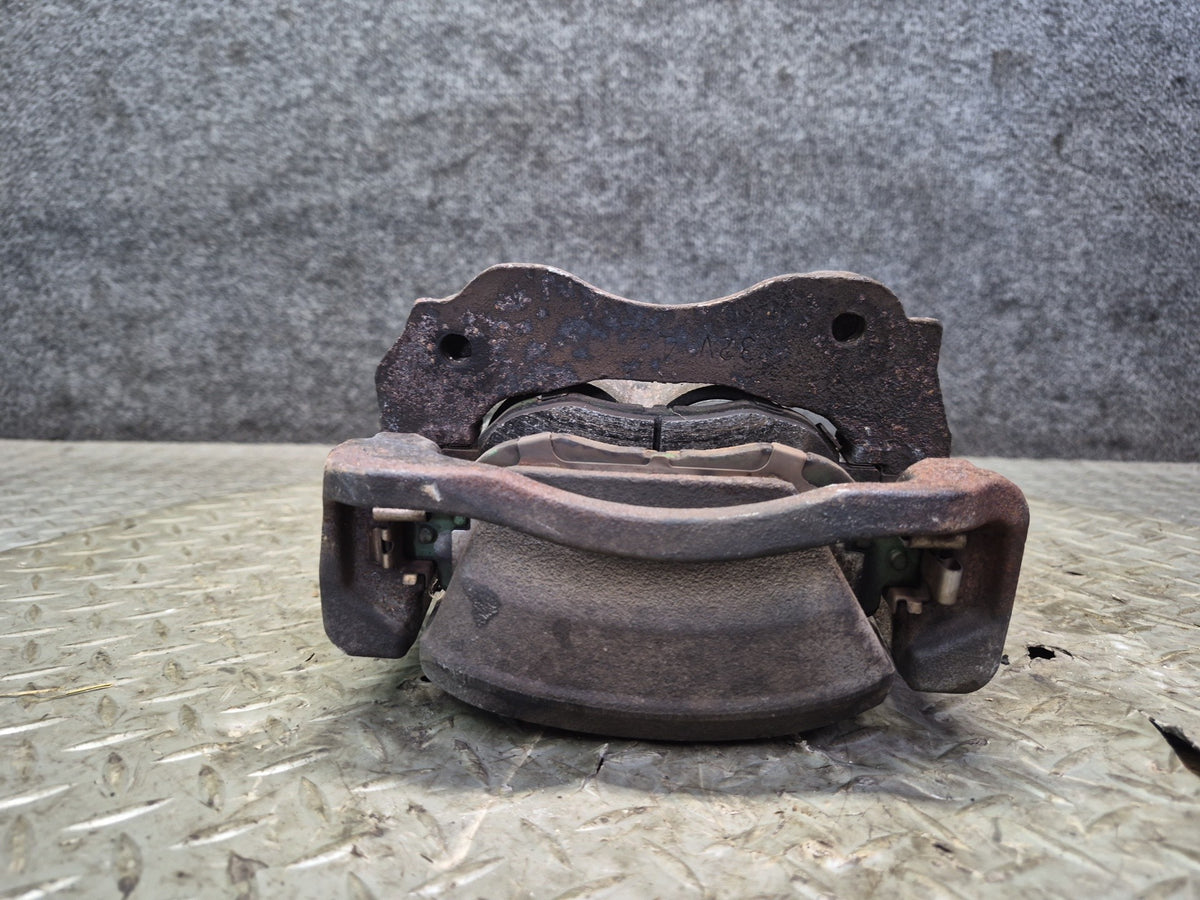 01-05 Lexus JCE10L IS300 Set of 2 Front Left & Right Brake Caliper OEM