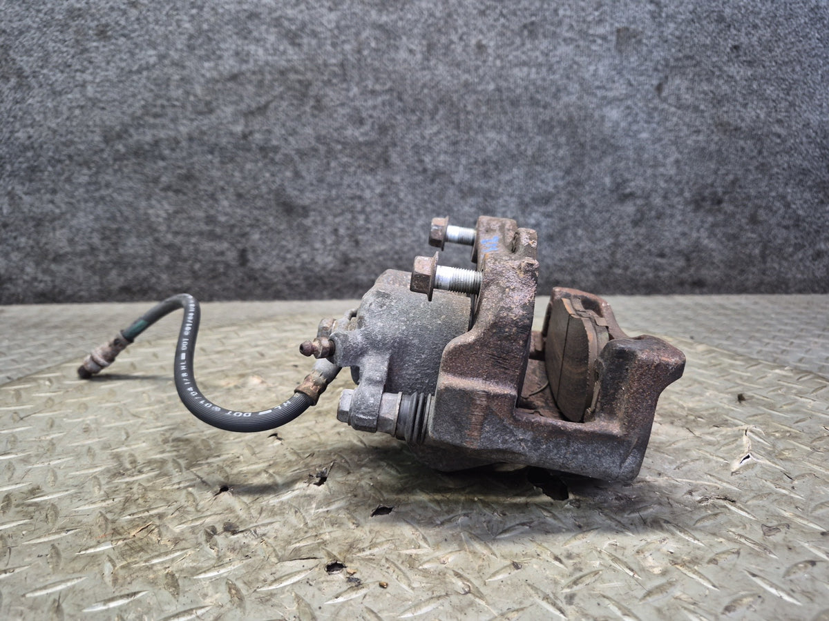 01-05 Lexus JCE10L IS300 Set of 2 Front Left & Right Brake Caliper OEM