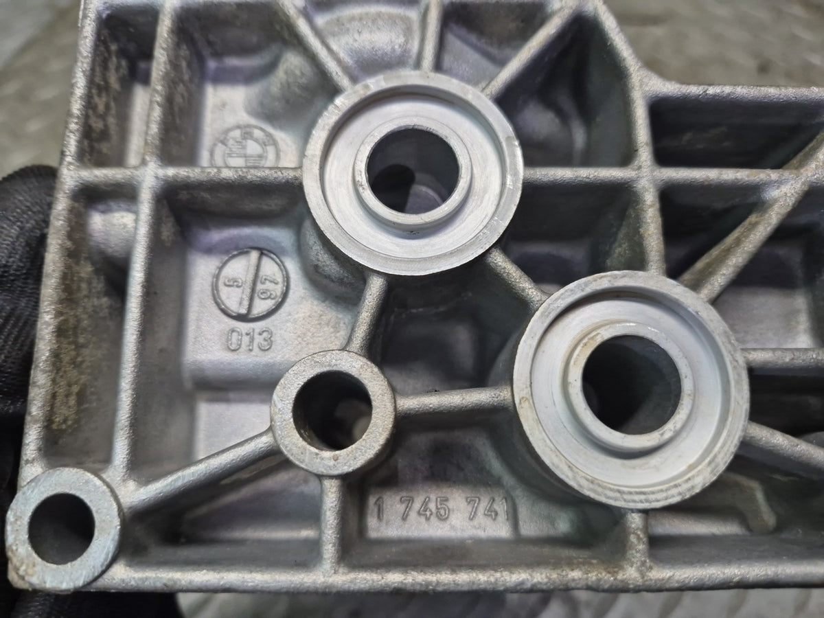 97-03 BMW E39 540i M62 Set of 2 Left & Right Engine Mount Bracket OEM