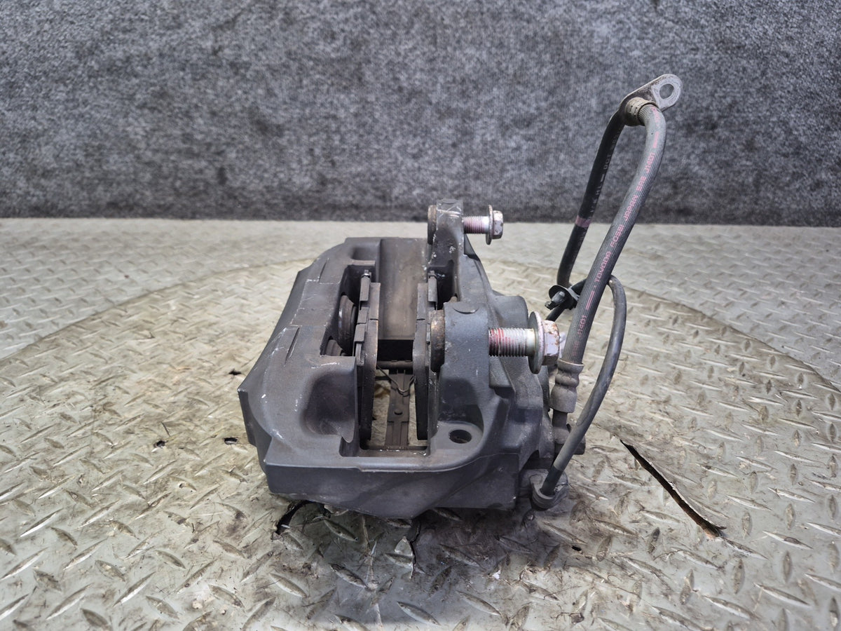 08-16 Lexus UVF46L LS600h LS460 AWD Front Left & Right Brake Caliper Set OEM
