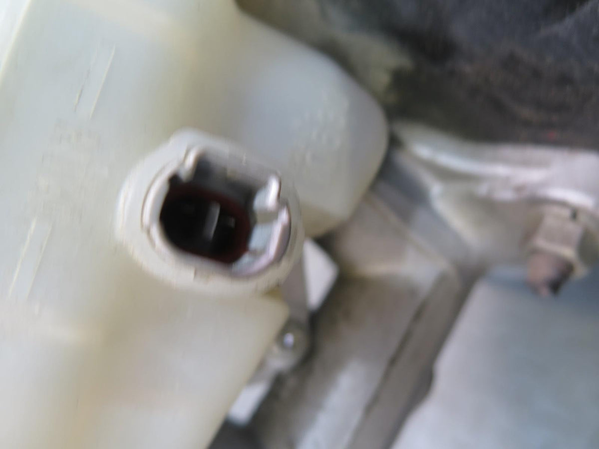 04-06 Lexus UCF30L LS430 Brake Master Cylinder Booster Fluid Reservoir OEM