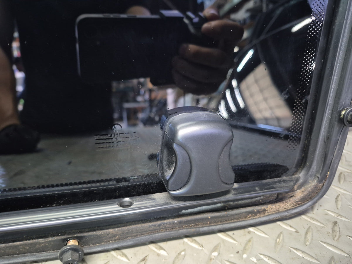 01-03 VW Eurovan T4 Center Middle Left Movable Glass Window OEM