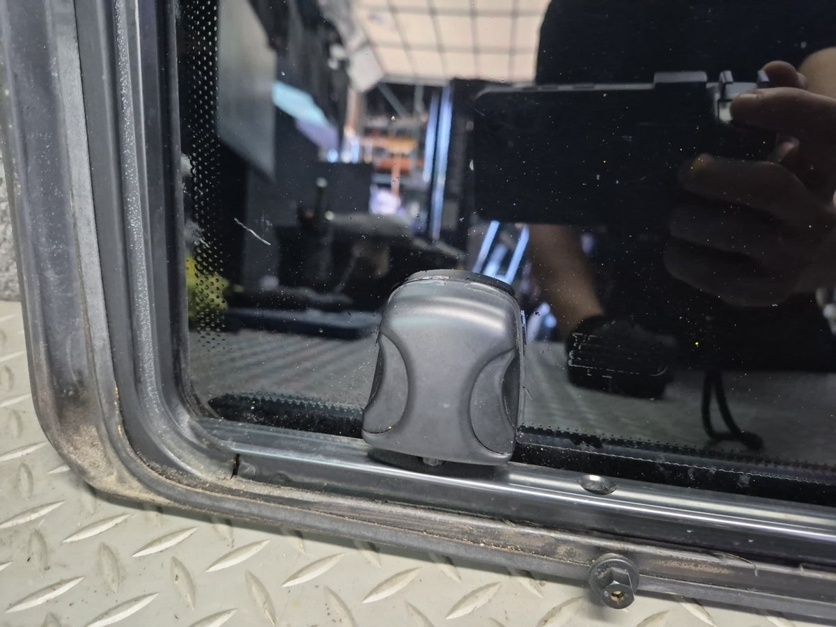 01-03 Volkswagen VW Eurovan T4 Center Right Movable Glass Window OEM