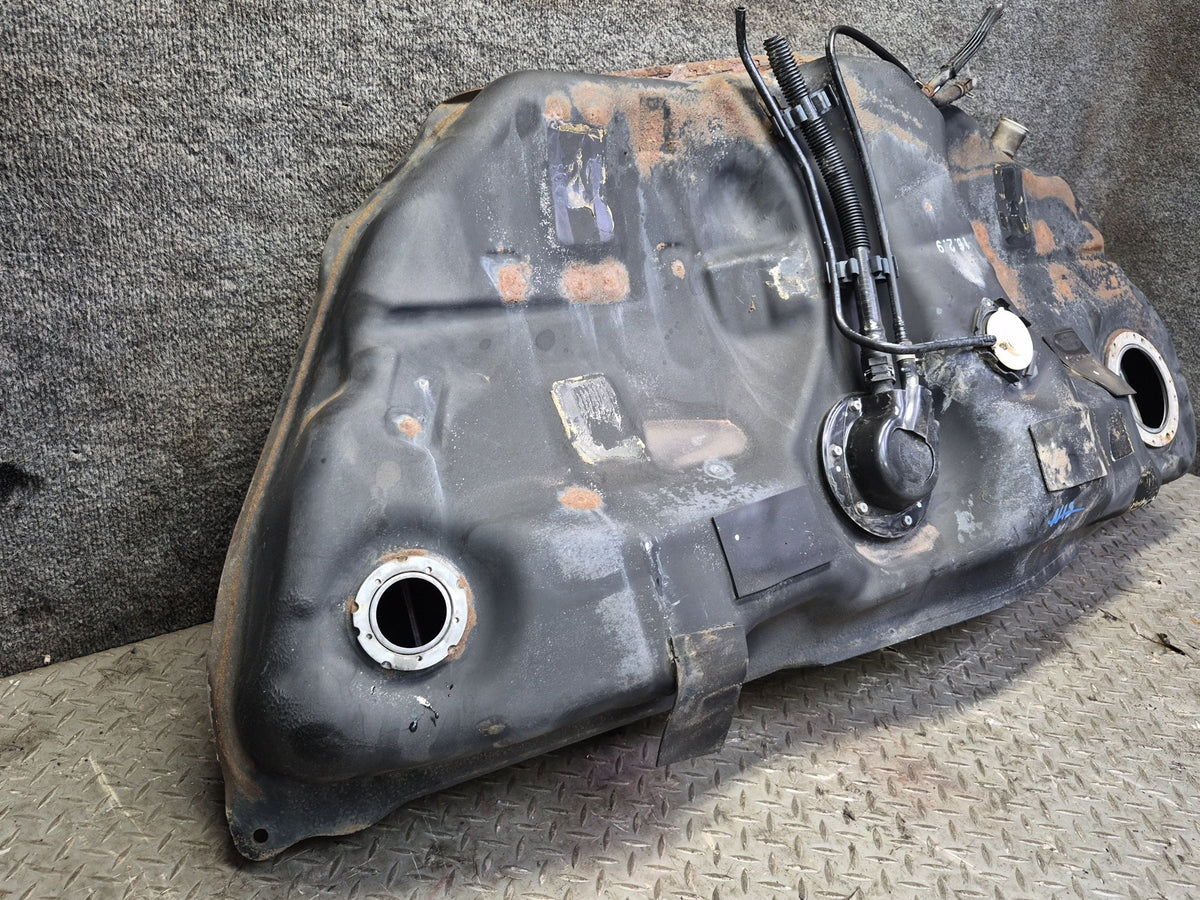 01-05 Lexus JCE10L IS300 Sedan Fuel Tank Unit OEM