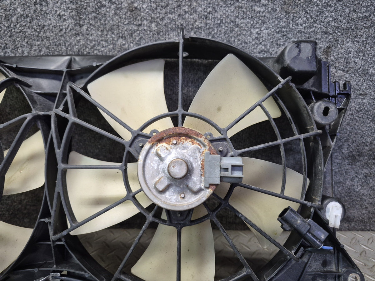 00-05 Toyota MR2 Spyder ZZW30L Engine Radiator Cooling Fan Motor Shroud 63K OEM