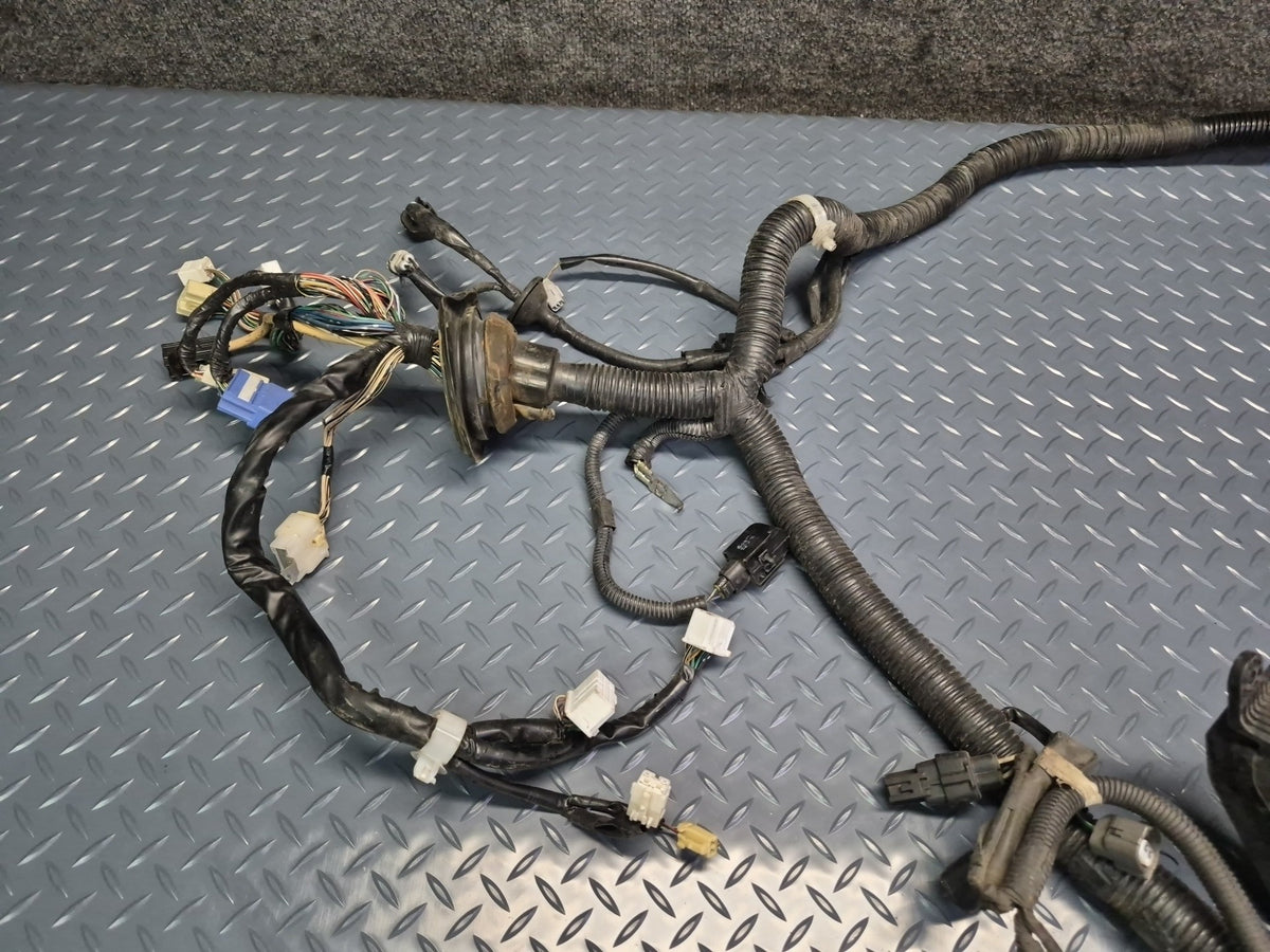 02-05 Lexus JCE10L IS300 2JZGE A/T Engine Bay Wire Wiring Harness w Fuse Box OEM