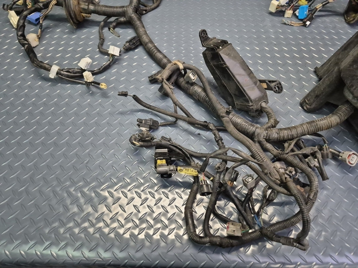02-05 Lexus JCE10L IS300 2JZGE A/T Engine Bay Wire Wiring Harness w Fuse Box OEM