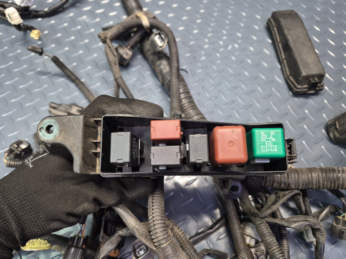 02-05 Lexus JCE10L IS300 2JZGE A/T Engine Bay Wire Wiring Harness w Fuse Box OEM
