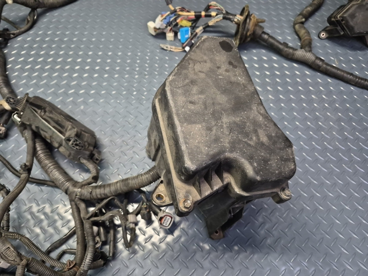 02-05 Lexus JCE10L IS300 2JZGE A/T Engine Bay Wire Wiring Harness w Fuse Box OEM