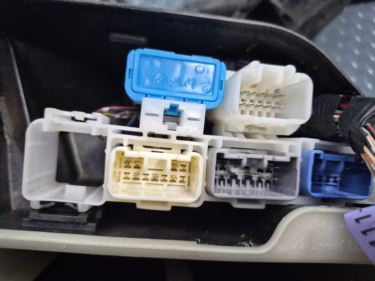 02-05 Lexus JCE10L IS300 2JZGE A/T Engine Bay Wire Wiring Harness w Fuse Box OEM