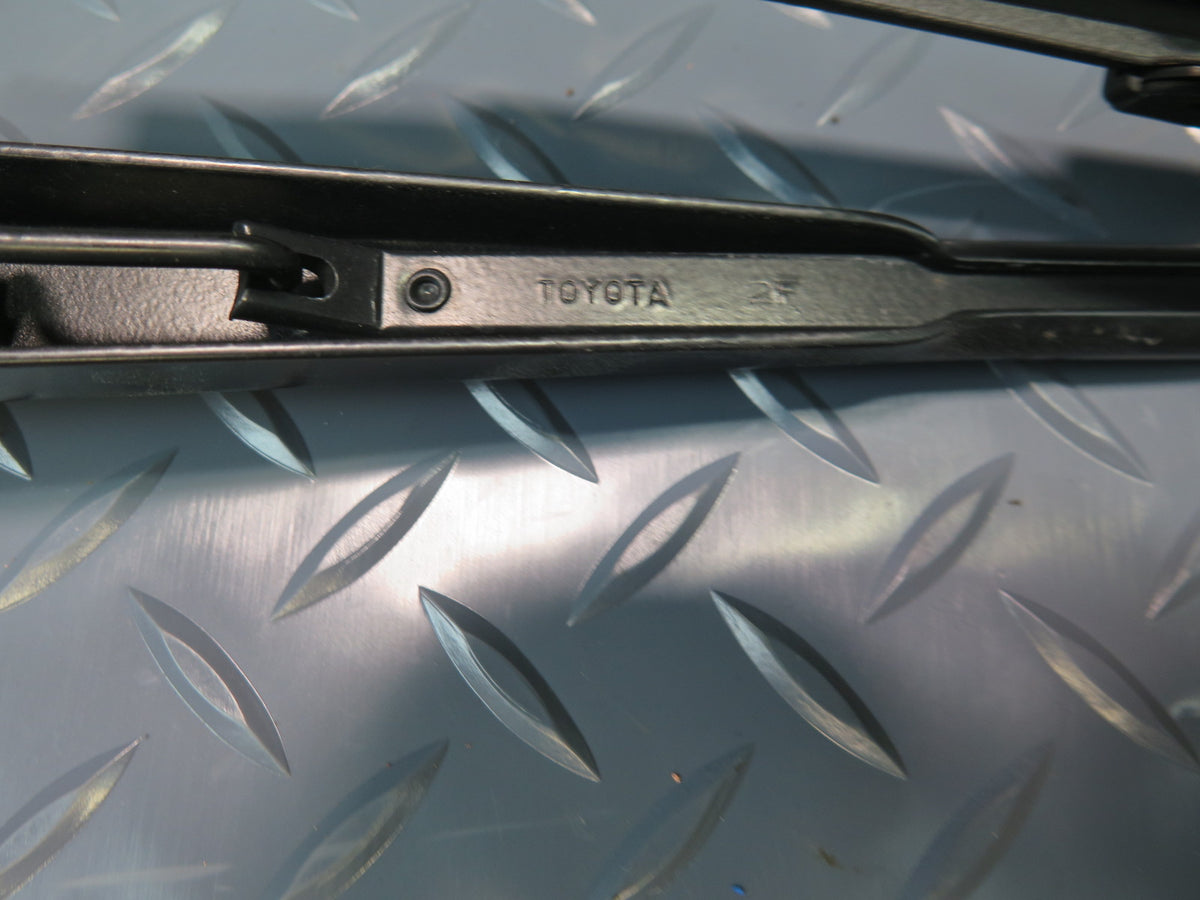 00-05 Toyota MR2 Spyder ZZW30L Set of 2 Front Left & Right Wiper Arm OEM