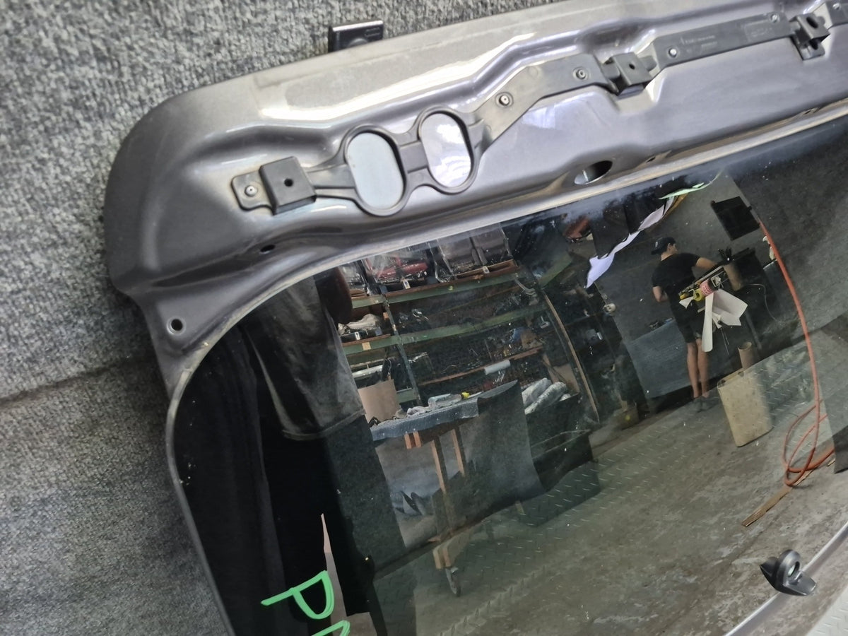 2015-2018 Porsche Macan Rear Trunk Lid Tail Gate W/ Glass Assembly Gray