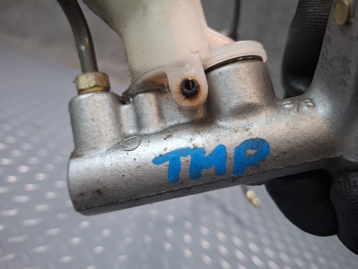 00-05 Toyota MR2 Spyder ZZW30L Clutch Master Cylinder w Line OEM