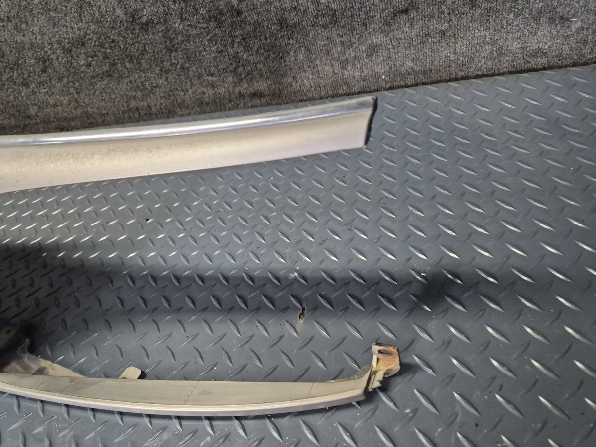 93-95 Toyota Hiace KZH106W Front Upper Radiator Grille w Emblem 53100-26030 OEM