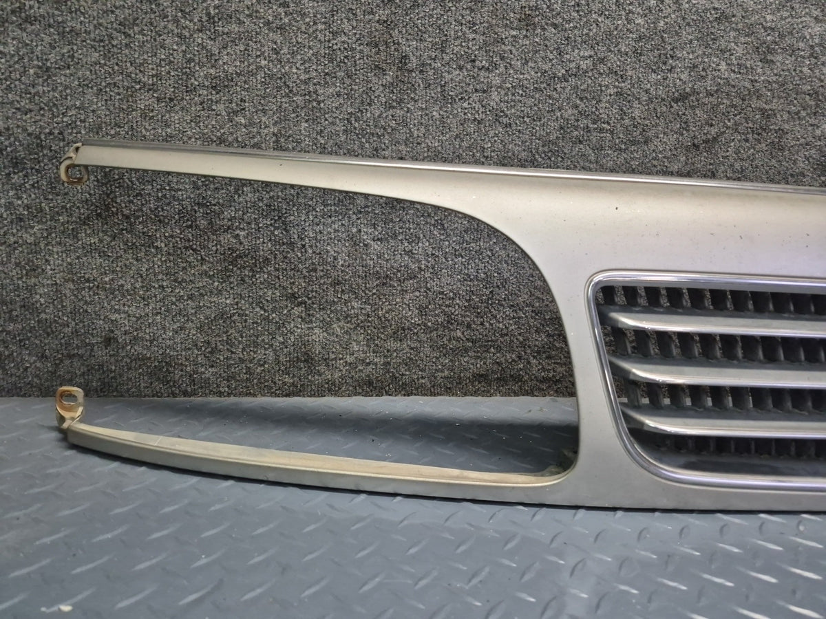 93-95 Toyota Hiace KZH106W Front Upper Radiator Grille w Emblem 53100-26030 OEM