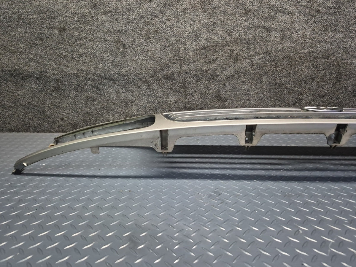 93-95 Toyota Hiace KZH106W Front Upper Radiator Grille w Emblem 53100-26030 OEM