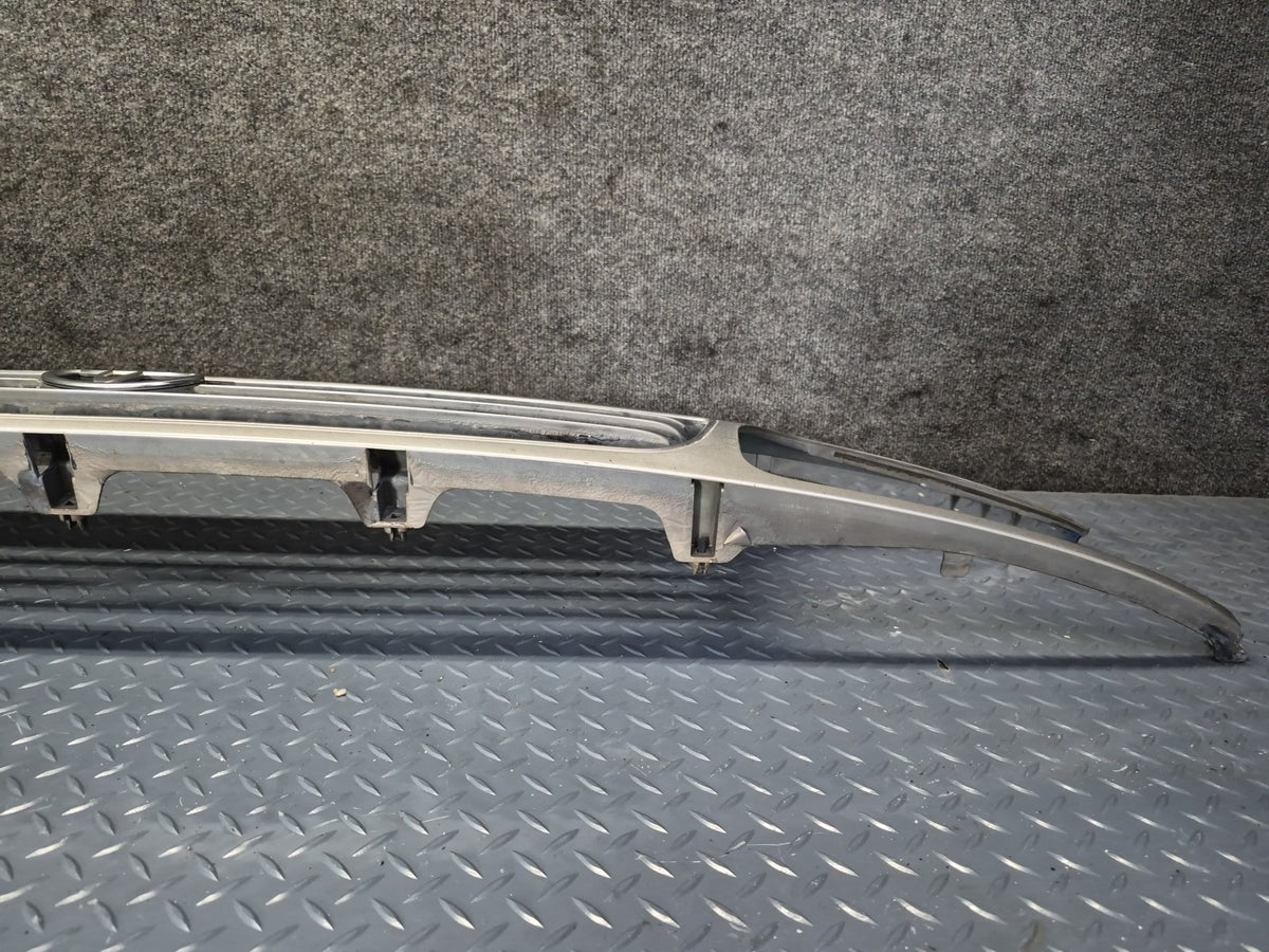 93-95 Toyota Hiace KZH106W Front Upper Radiator Grille w Emblem 53100-26030 OEM