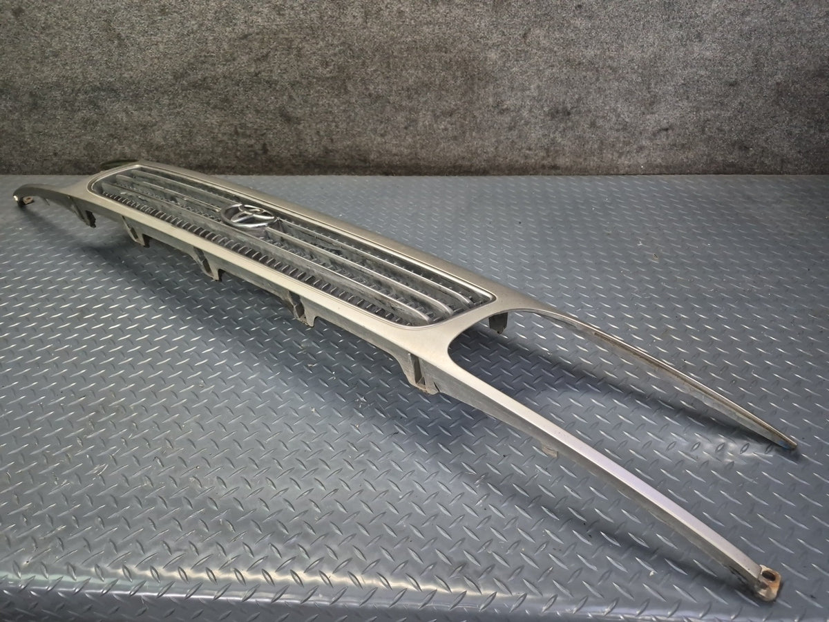 93-95 Toyota Hiace KZH106W Front Upper Radiator Grille w Emblem 53100-26030 OEM