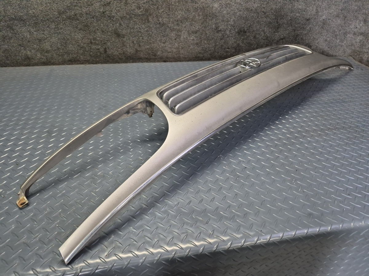 93-95 Toyota Hiace KZH106W Front Upper Radiator Grille w Emblem 53100-26030 OEM
