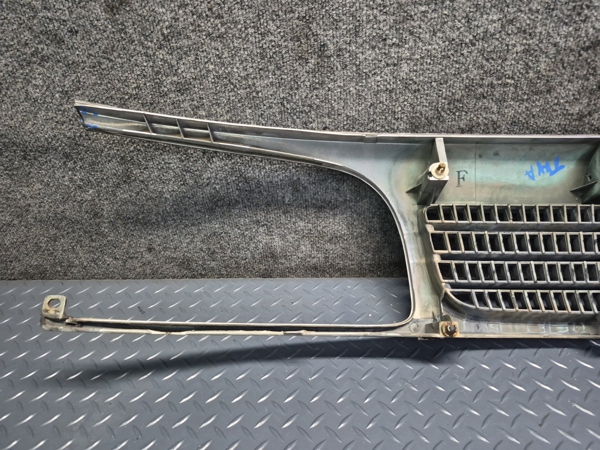 93-95 Toyota Hiace KZH106W Front Upper Radiator Grille w Emblem 53100-26030 OEM