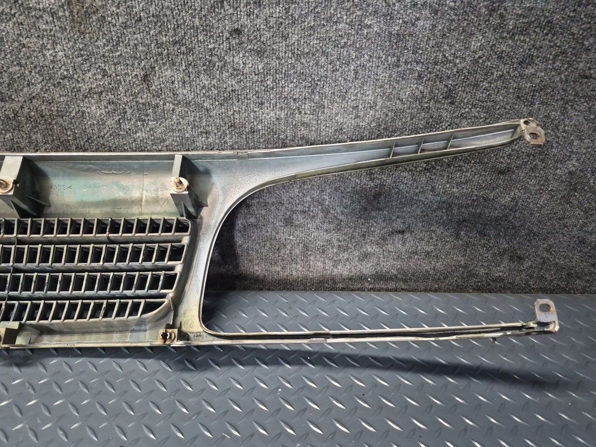 93-95 Toyota Hiace KZH106W Front Upper Radiator Grille w Emblem 53100-26030 OEM