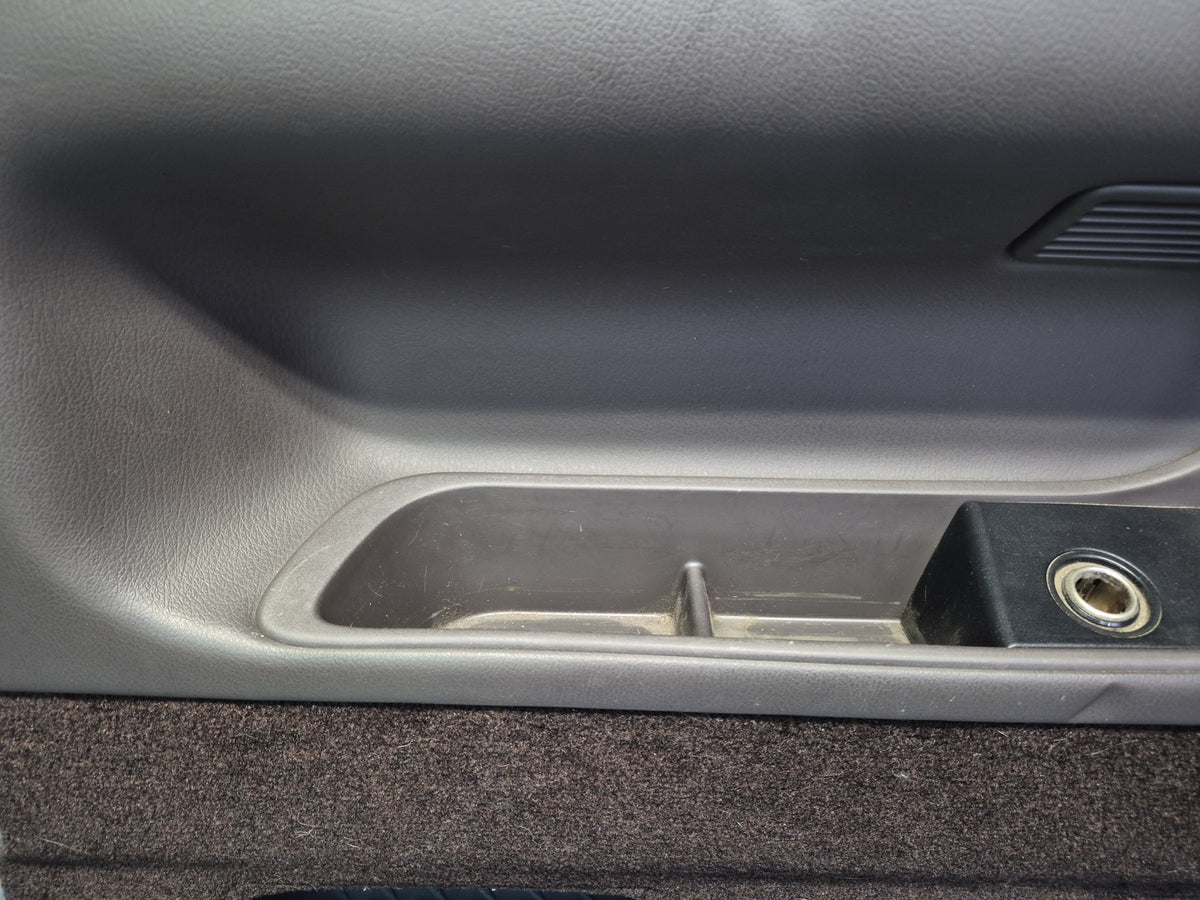 94-95 Toyota Hiace KZH106W Rear Right Second ROW Quarter Trim w Air Vent Damaged