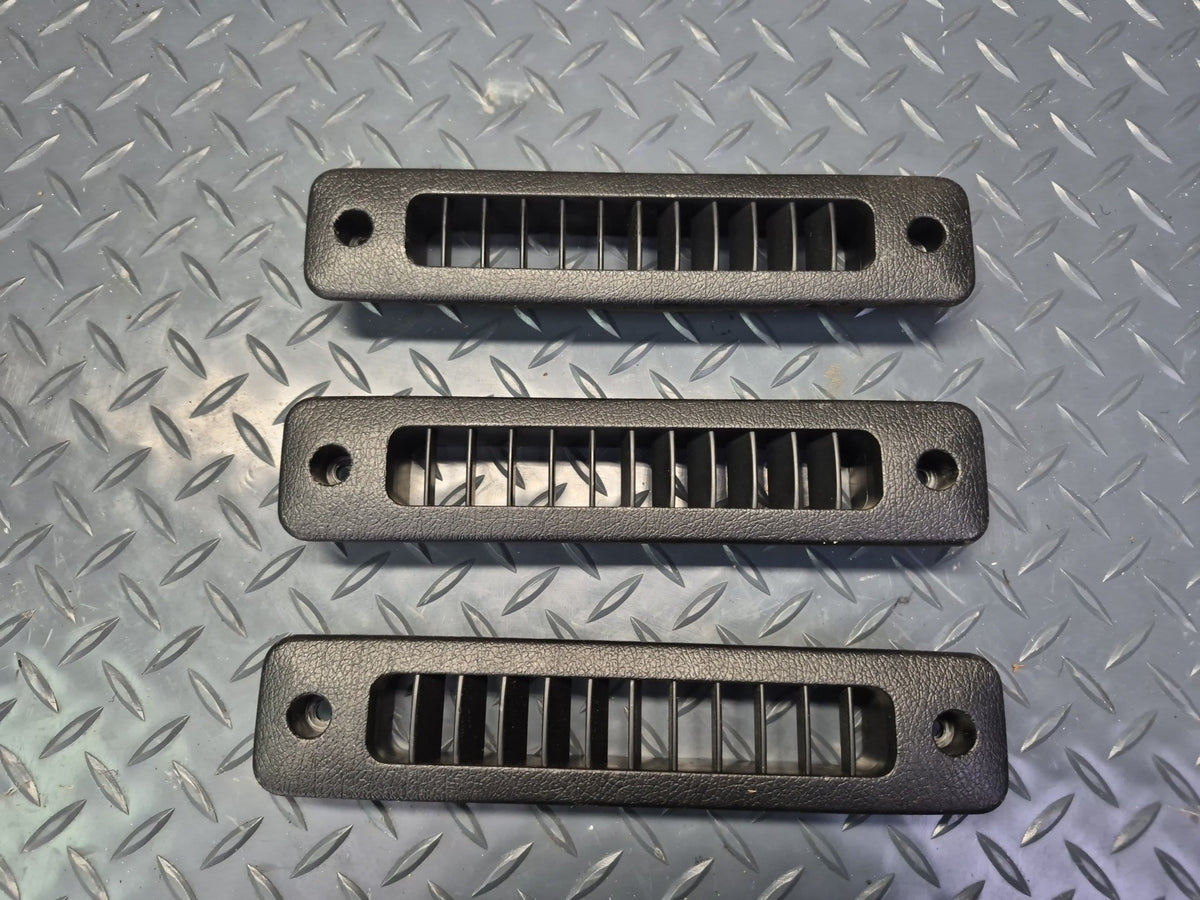 94-95 Toyota Hiace KZH106W Rear Right Second ROW Quarter Trim w Air Vent Damaged