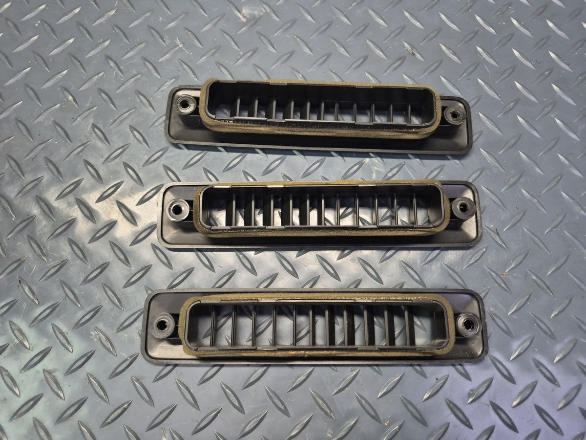 94-95 Toyota Hiace KZH106W Rear Right Second ROW Quarter Trim w Air Vent Damaged