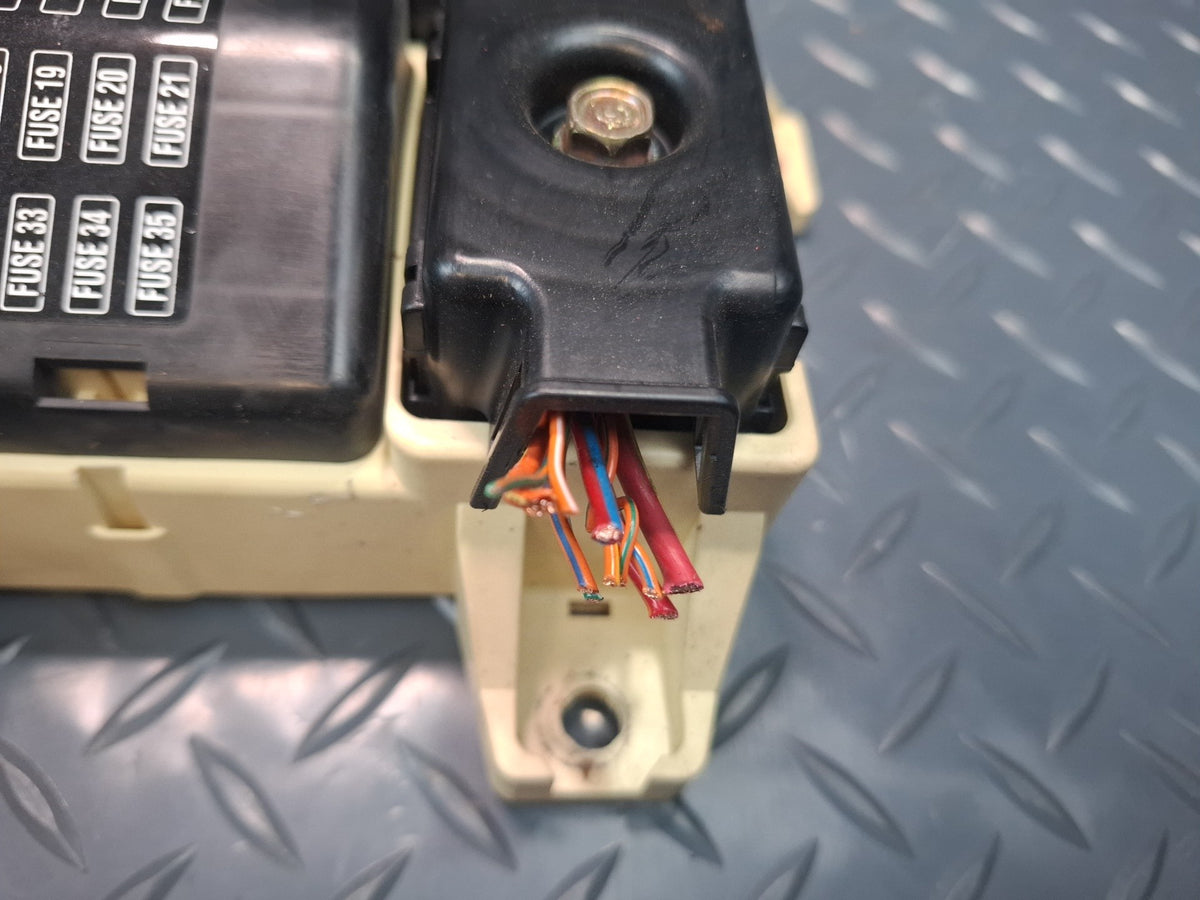 02-05 Ford Thunderbird Cabin Fuse Relay Box Module OEM