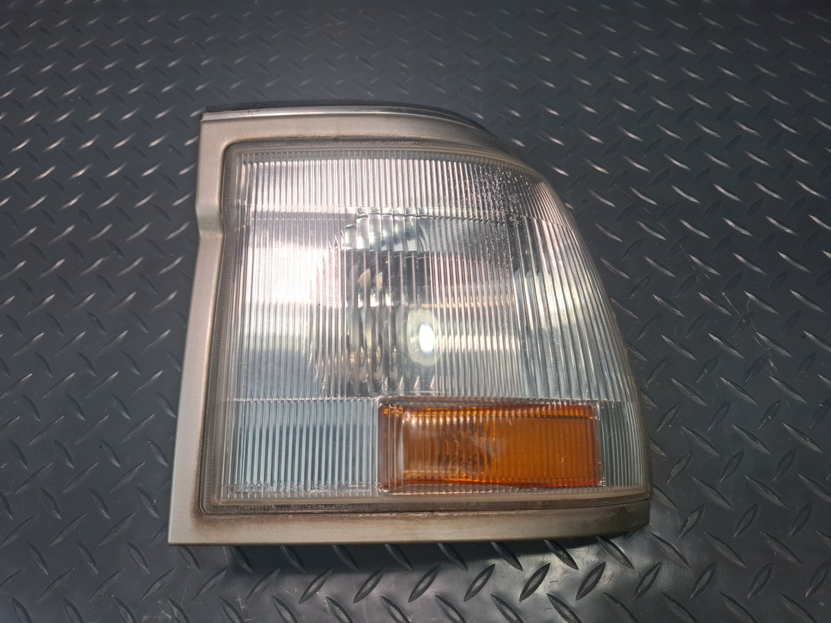 93-95 Toyota Hiace KZH106W Front Right Turn Signal Clearance Light Lamp OEM