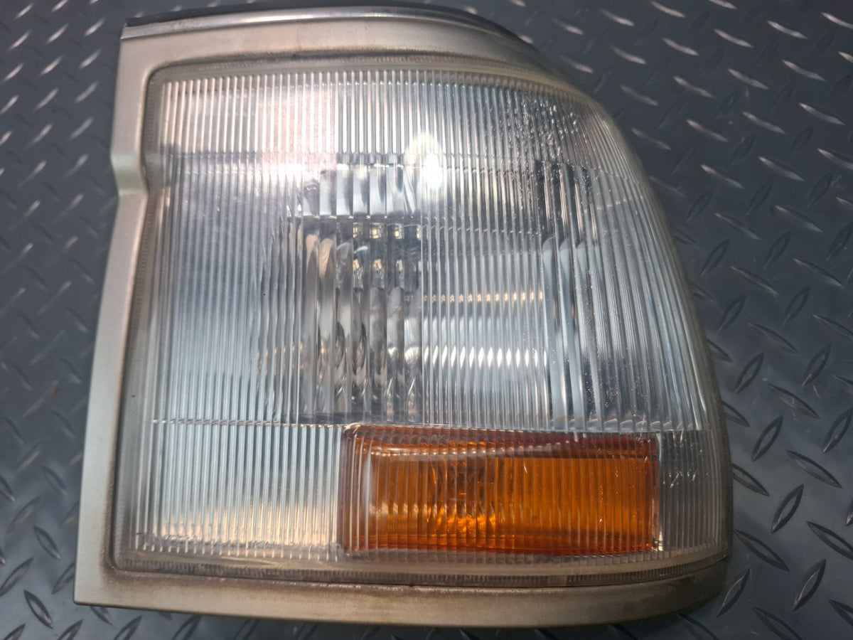 93-95 Toyota Hiace KZH106W Front Right Turn Signal Clearance Light Lamp OEM