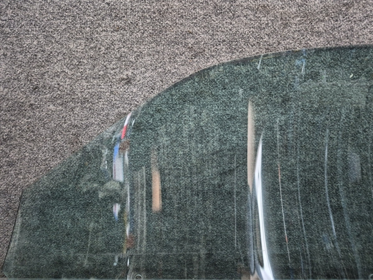 1994-1997 BMW E31 840Ci Front Right Passenger Door Glass Window