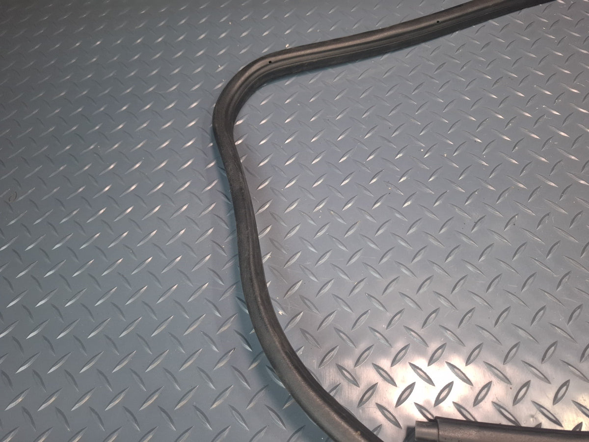 1994-1997 BMW E31 840Ci Rear Trunk Weatherstrip Rubber Seal Gasket