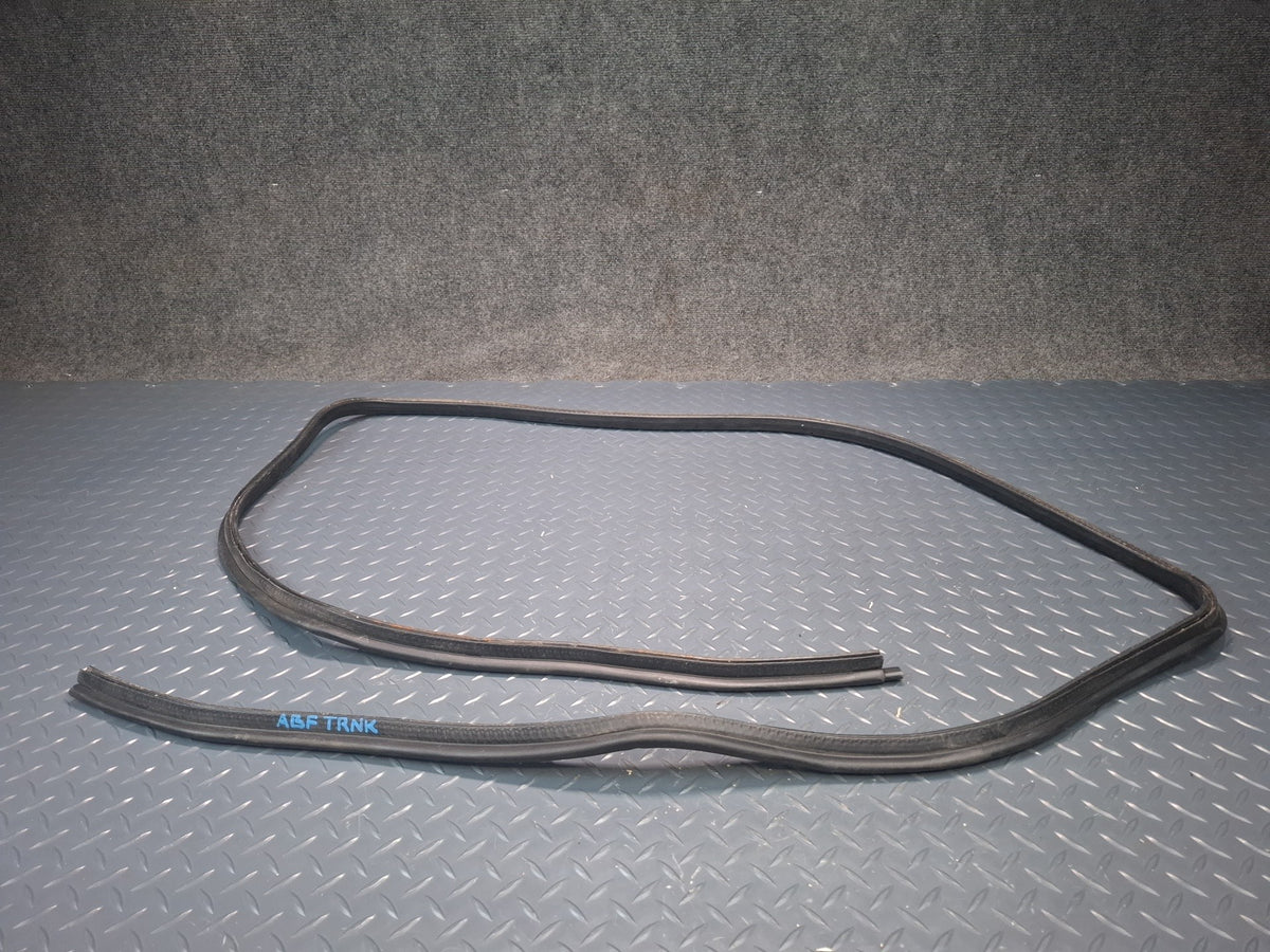 1994-1997 BMW E31 840Ci Rear Trunk Weatherstrip Rubber Seal Gasket