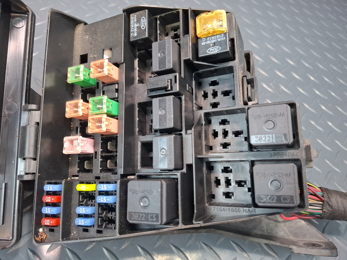 02-05 Ford Thunderbird Engine Bay Fuse Relay Box Module OEM
